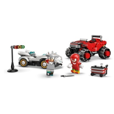 Peças de construção com mini-figuras e dois carros vermelhos e cinzentos