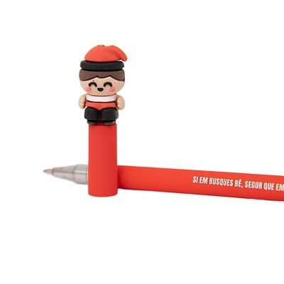 caneta vermelha com personagem de boina vermelha na tampa