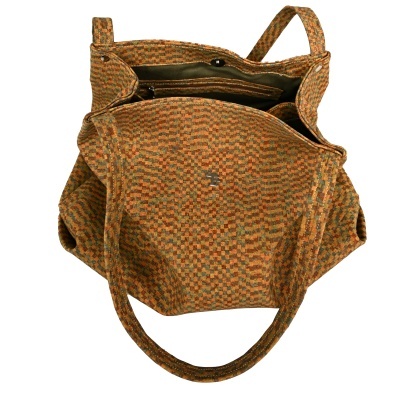 Mala de tecido xadrez com duas alças e interior verde com bolso com fecho