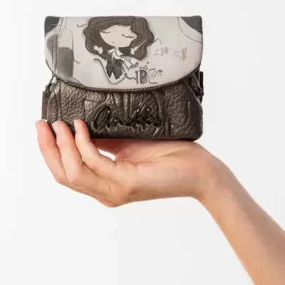 Carteira pequena em pele castanha e tecido com estampado de menina