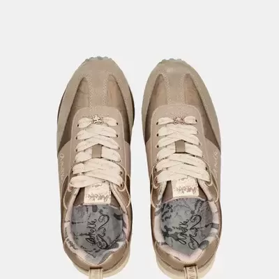 Sapatilhas bege com atacadores brancos e detalhes metálicos vistas de cima