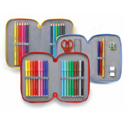 Três estojos abertos com vários lápis de cor, canetas, tesoura e outros materiais de escrita e desenho