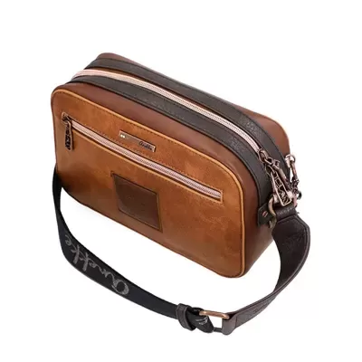 Bolsa castanha com alça preta e fechos metálicos