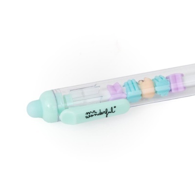 Caneta transparente com clip verde água e decorações interiores coloridas