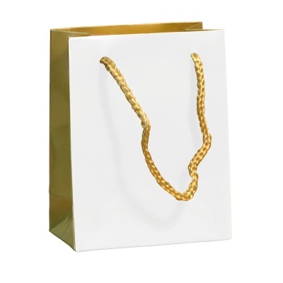 Saco de papel branco com alças douradas trançadas