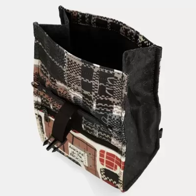 Mochila multifacetada com padrão geométrico e etiqueta ANEKKE ROCK