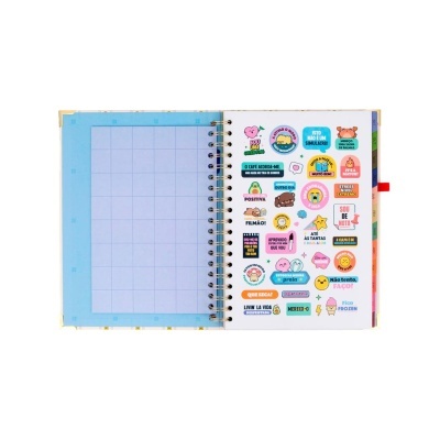 Caderno aberto com página azul quadriculada e página com autocolantes coloridos com textos em português
