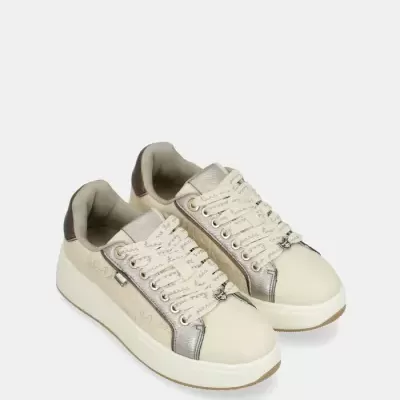 Ténis baixos creme e bege com atacadores e sola branca