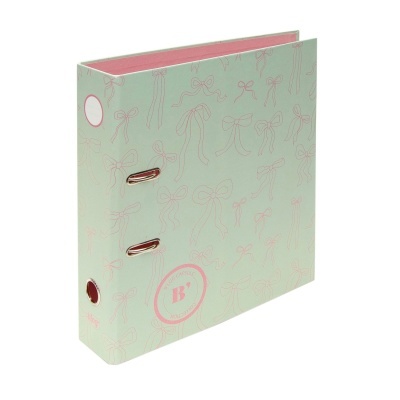 Arquivador verde claro com laços cor de rosa e selo B BLOG CAPSULE COLLECTION