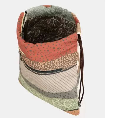 Mochila de tecido colorida com padrão de pontos e riscas e fecho frontal