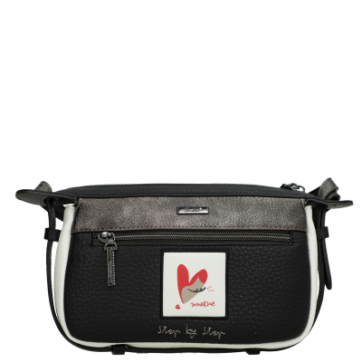 Mala preta e cinza com bolso frontal e etiqueta com desenho vermelho