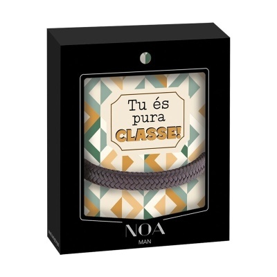 Bracelete masculino cinza escuro em embalagem preta com texto promocional.