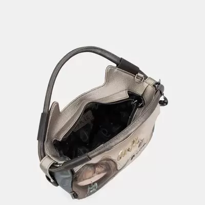 Bolsa de mão prateada com alça preta e detalhe fotográfico