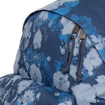 Mochila camuflada com fechos metálicos e puxadores de cordão