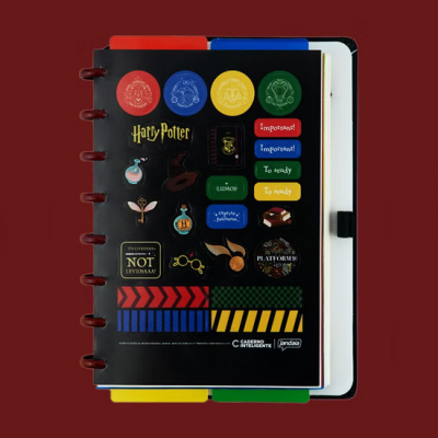 Caderno inteligente com autocolantes de Harry Potter em fundo vermelho