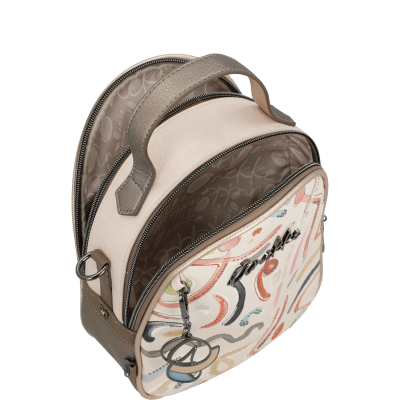 Mochila pequena bege com padrão colorido e alça castanha