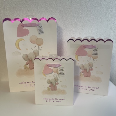 Sacose presente de papel branco com elefantes e texto 'welcome to the world LITTLE ONE'