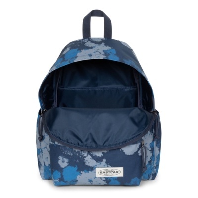 Mochila Eastpak azul e cinza com padrão camuflado e bolso frontal