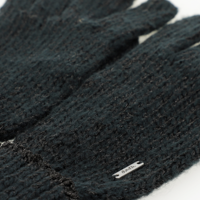 Luvas pretas de malha grossa com etiqueta branca