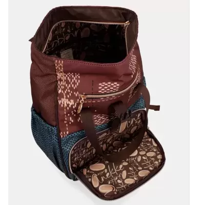Mochila castanha e azul com padrão e bolso frontal estampado