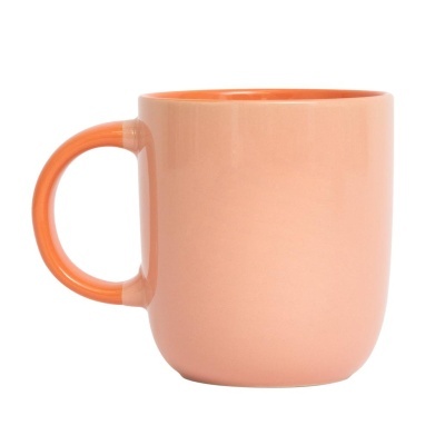 Caneca de cerâmica laranja salmão vista de lado