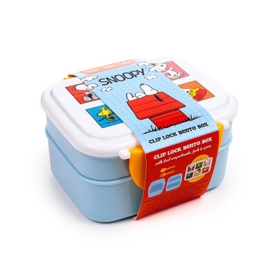 Marmita Bento Box azul com tampa branca e presilhas laranja decorada com personagens Snoopy e Woodstock