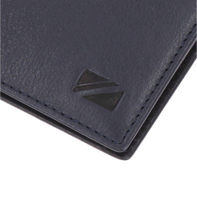 Canto de carteira azul escuro com logotipo preto em relevo