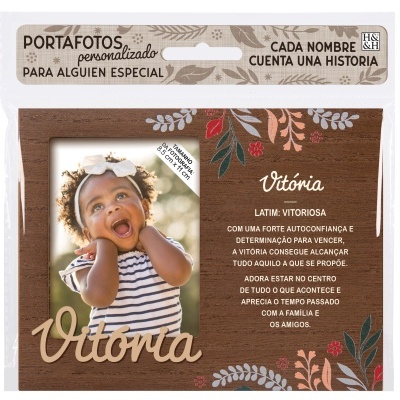 Porta-fotos personalizado em madeira com o nome Vitória e texto explicativo, com foto de criança e decoração floral.