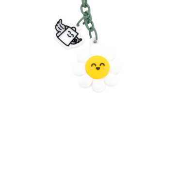 Chaveiro flor branca com centro amarelo sorridente e copo de café com asas, corrente verde