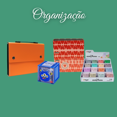 Artigos de organização: pasta laranja, bloco com corações, cubo azul e sticky notes coloridos