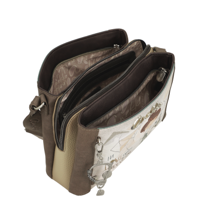 Mala de mão castanha e bege com compartimentos e pingente metálico