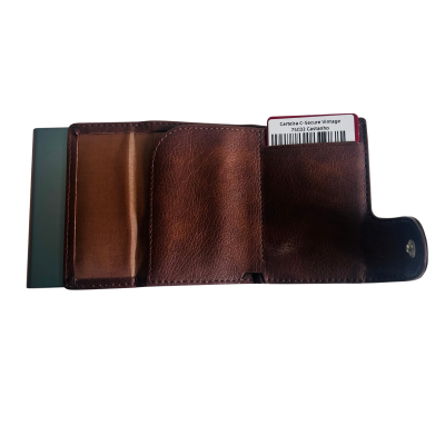 Carteira de couro castanho vintage aberta exibindo interior em tecido e etiqueta de produto.