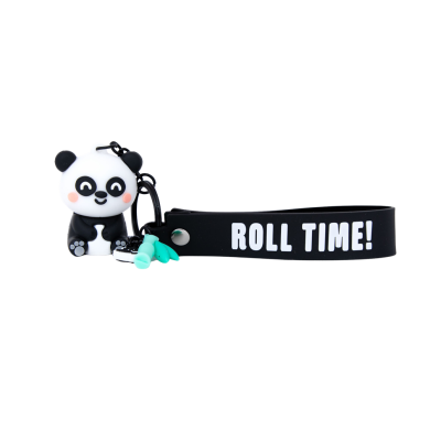 Chaveiro de panda preto e branco com pulseira preta com texto ROLL TIME!