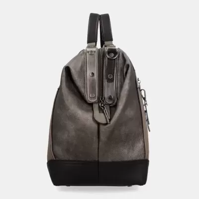 Mochila cinza e preta com detalhes metálicos