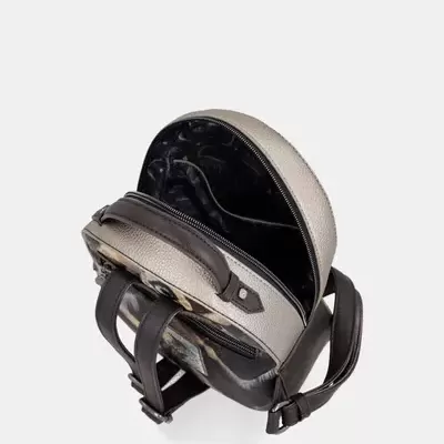 Mochila pequena em couro prateado com interior preto aberto