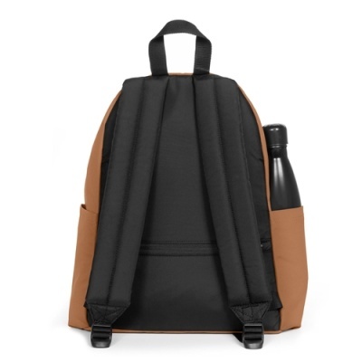 Mochila preta e castanha vista pela traseira com garrafa preta no bolso lateral