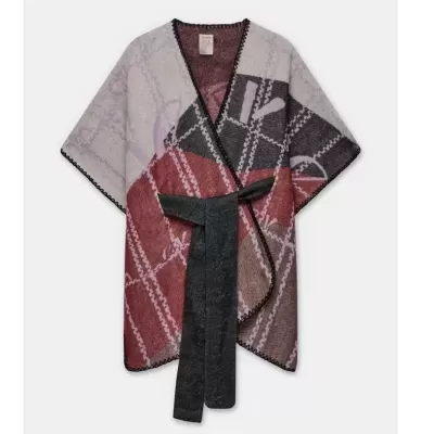 Poncho de malha com padrão geométrico em cinza, vermelho e lilás e fita preta na cintura.