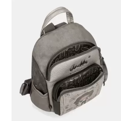 Mochila pequena cinzenta com bolsos frontais e padrão de texto interior.