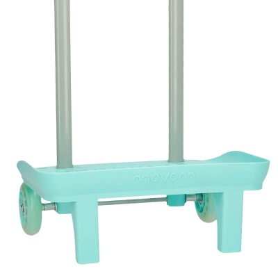 Carrinho de viagem azul claro com rodas e estrutura cinzenta