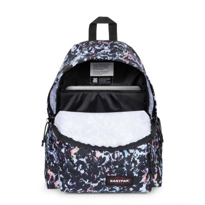 Mochila EASTPAK multicolor com padrão abstrato aberta mostrando bolso interior para portátil