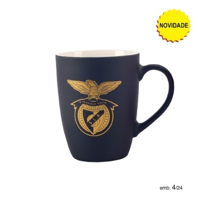 Caneca azul escura com emblema dourado do S.L.B. e selo NOVIDADE