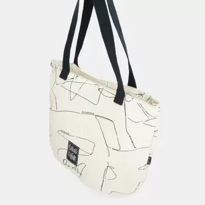 saco de tecido bege com padrão abstrato e alças pretas