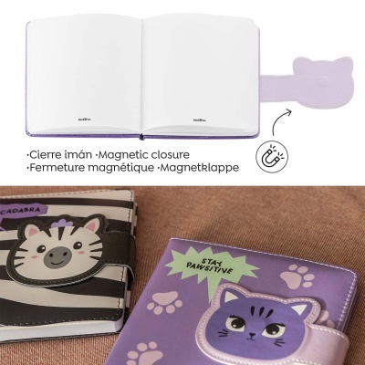 Dois cadernos com fecho magnético em forma de animais, um zebra e outro roxo com gato.