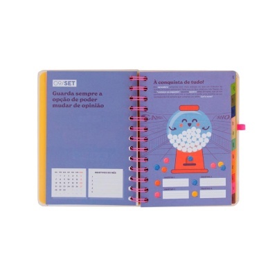 Agenda semanal colorida aberta mostrando páginas com calendário em setembro e ilustração de máquina de gomas