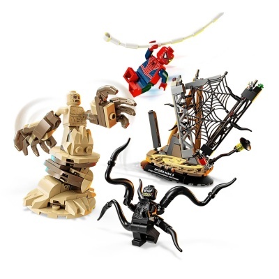 Figuras LEGO Spider-Man, Venom e Sandman com cenário e teia