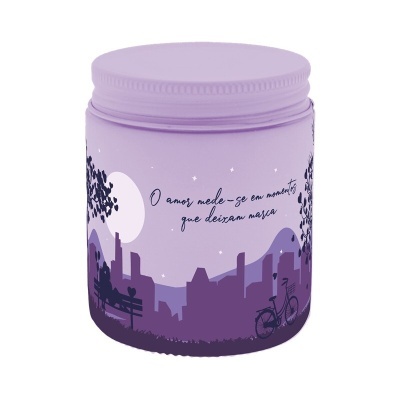 Frasco lilás com decoração de cidade e texto em português