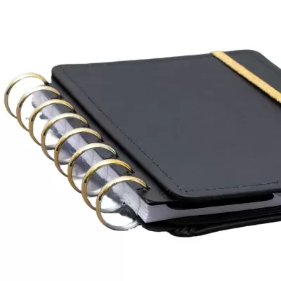 Caderno de argolas preto com elástico dourado