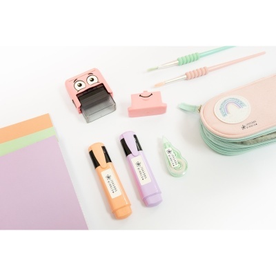 Material escolar colorido com marcadores, corretor, estojo e carimbo.