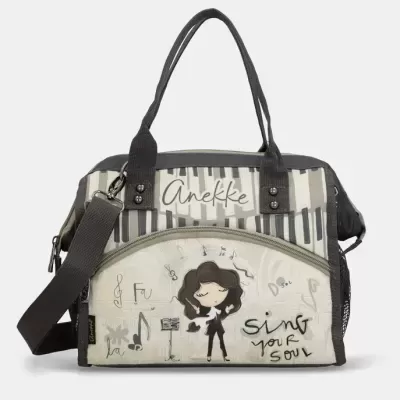 Bolsa de mão com padrão de piano e ilustração animada de mulher com texto musical