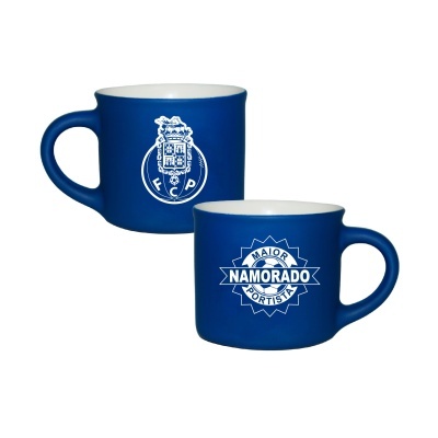 Duas canecas azuis do Futebol Clube do Porto com textos e emblemas brancos